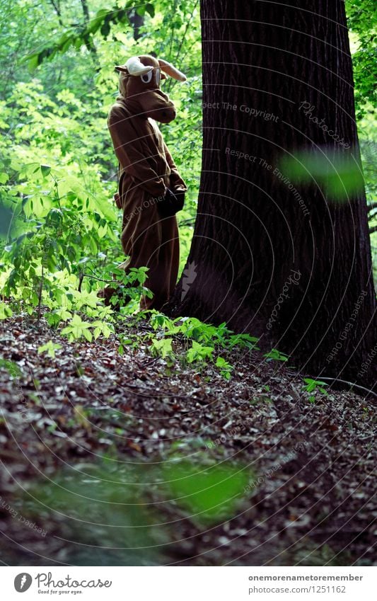 Look Away II Kunst Kunstwerk ästhetisch Wald Elch Elchkuh Elchbulle urinieren grün Natur Wandertag Baumstamm Revier kennzeichnen Kostüm Tier Umweltschutz