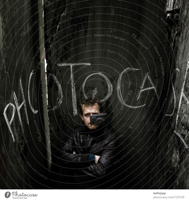 1100 - klick Klacken Reißverschluss Salto Angst Fotografie Beton Wand Mauer Mann Freestyle Akrobatik Artist Porträt gegen Gegner Fototechnik ritsch ratsch zap