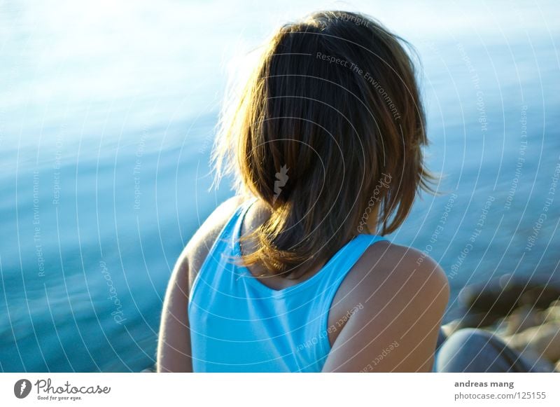 Sehnsucht Frau Erholung Meer See genießen Sonne woman waiting warten Zufriedenheit relaxing chilling sit sitting sitzen blau blue Wasser ocean water sea Fluss