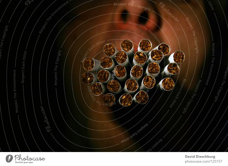 Fire please... Rauchen Zigarette viele Männermund Mann Anschnitt Gesichtsausschnitt anonym unerkannt unkenntlich Vor dunklem Hintergrund Textfreiraum links