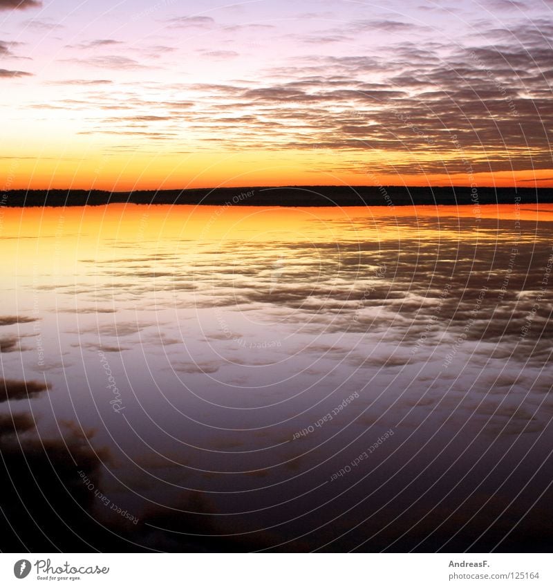 Abendhimmel See Abenddämmerung Ferien & Urlaub & Reisen Horizont Sonnenuntergang Dämmerung Reflexion & Spiegelung Wasseroberfläche Romantik Wolken Sommer Strand