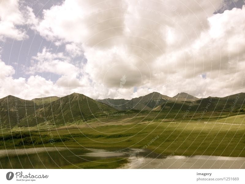 Weite erleben Natur Landschaft Himmel Wolken Sommer Hügel Berge u. Gebirge atmen entdecken Erholung Ferien & Urlaub & Reisen wandern Unendlichkeit grün