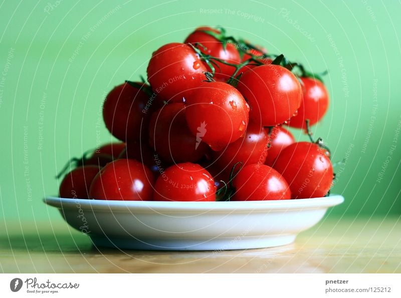 Tooomaten zum Frühstück rot Gesundheit klein Cocktail nass frisch lecker grün Wand Tisch Holz Gemüse Frucht Freude Tomate Wasser Wassertropfen Ernährung