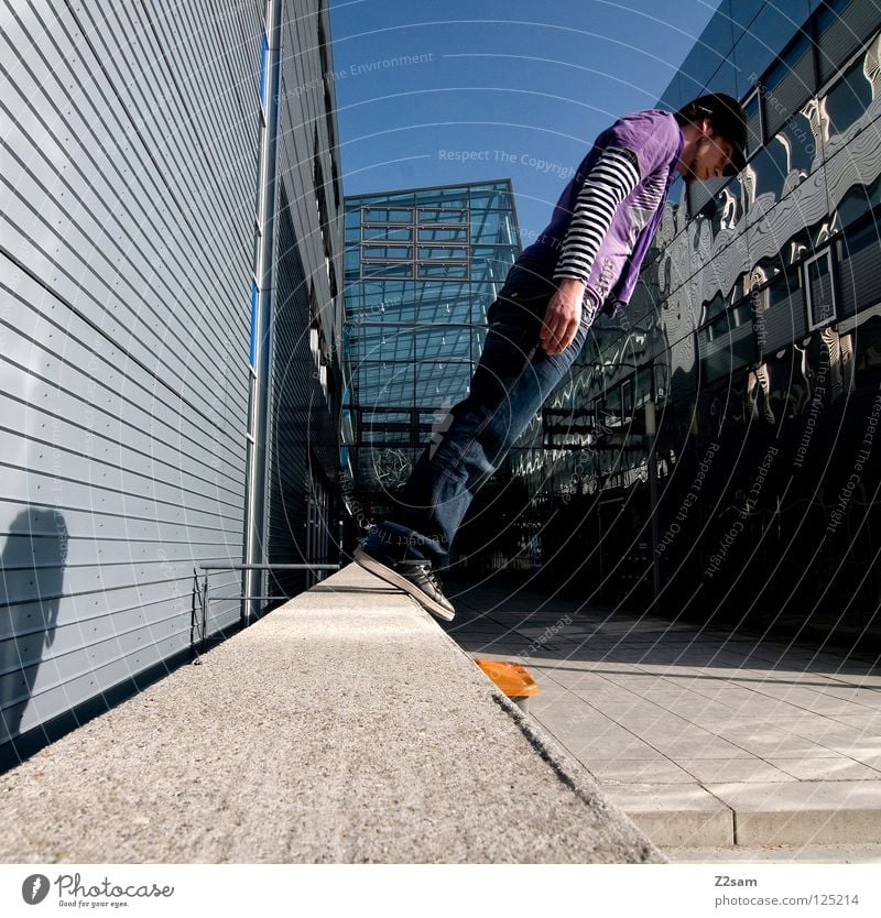 Balance umfallen gefährlich Gummi stehen Beginn weiß Jeanshose Hydrant rot Anpassung Wand Gebäude Mauer Mütze violett Schall Beton Fenster Funsport Architektur