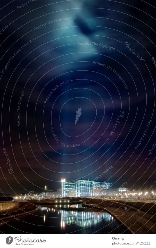 Nachtbahnhof Hauptbahnhof Bahnhof Eisenbahn Licht Lichtsäule Gebäude Fluss Reflexion & Spiegelung Gleise Schienenverkehr Bahnfahren Ankunft Langzeitbelichtung