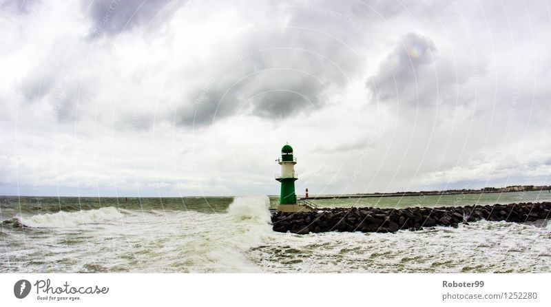 Einsamer Leuchturm Landschaft Luft Wasser Wolken Horizont Wind Sturm Wellen Küste Meer Energie Klima Farbfoto Außenaufnahme Tag Starke Tiefenschärfe Weitwinkel