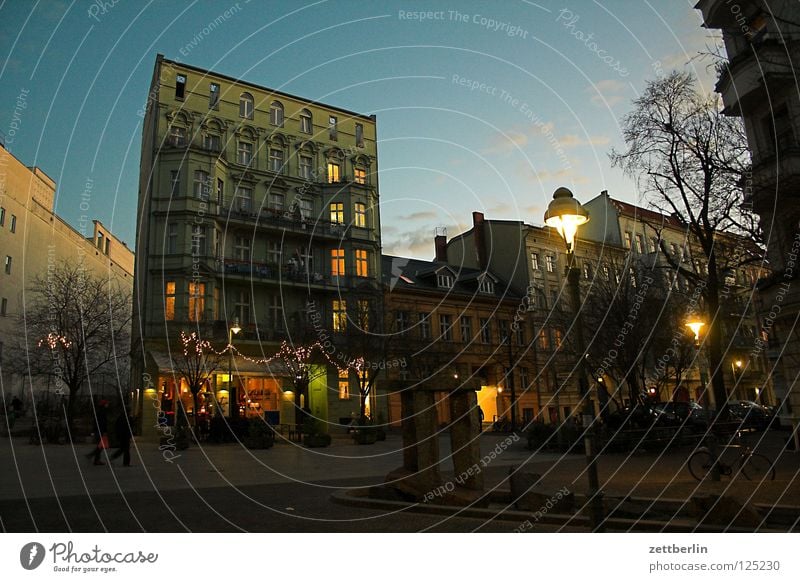 Toronto Haus Platz Stadt Dämmerung Licht Illumination Schaufenster Fenster Fassade Gesellschaft (Soziologie) Wohngebiet Stadtzentrum Schöneberg Café Gastronomie