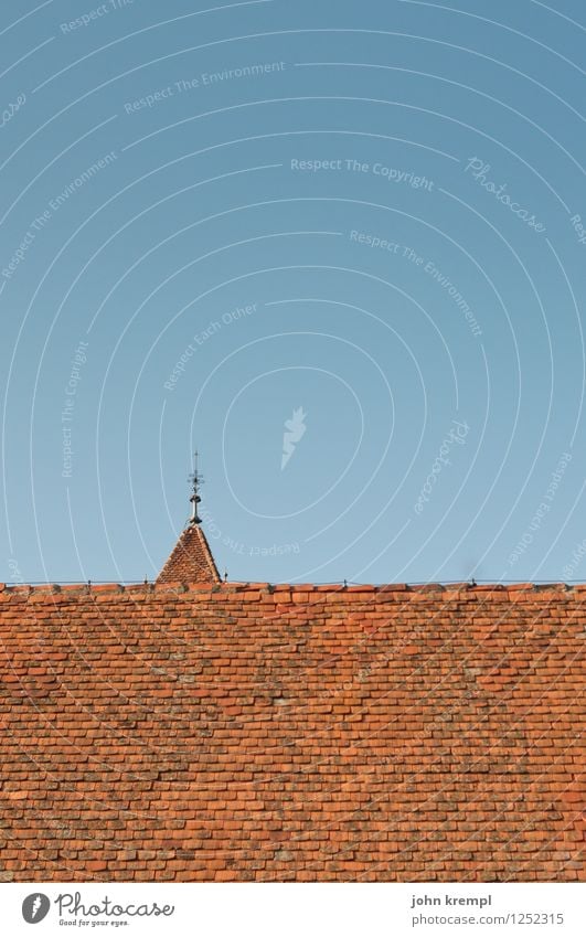 Vorwitzig Wolkenloser Himmel Riegersburg Dach Dachfirst alt eckig historisch blau rot Sicherheit Wandel & Veränderung Häusliches Leben Schutz Farbfoto