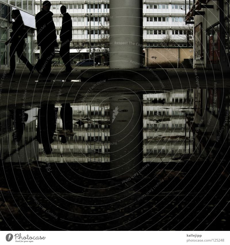 drei plus drei Studie Bewohner Mieter 3 Hochhaus Fenster Stadt Pfütze Reflexion & Spiegelung Mensch Mitte Frau Mann Durchgang Alexanderplatz Architektur