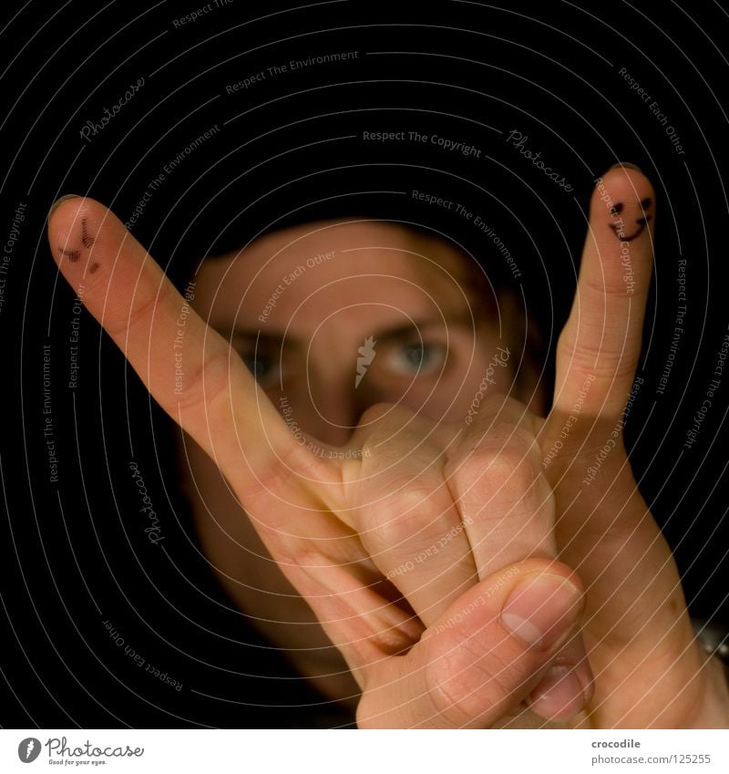 rock'n roll ;) Smiley Finger Unschärfe Teufel Hand Daumen Fingerabdruck blond dunkel geheimnisvoll Freude Jugendliche Rockmusik Gesicht Haut Auge