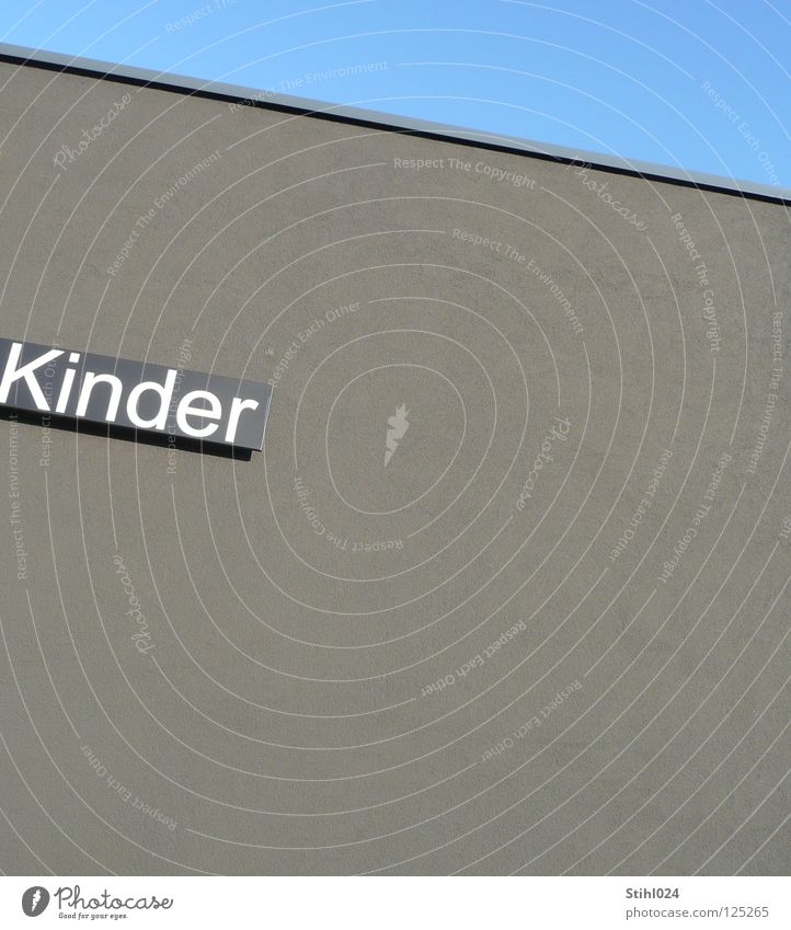 grau in grau Kind Fassade grauenvoll Ecke diagonal Spielplatz Kindergarten Kaufhaus Vorschule Langeweile Aktion auslaufen toben Spielen Buchstaben