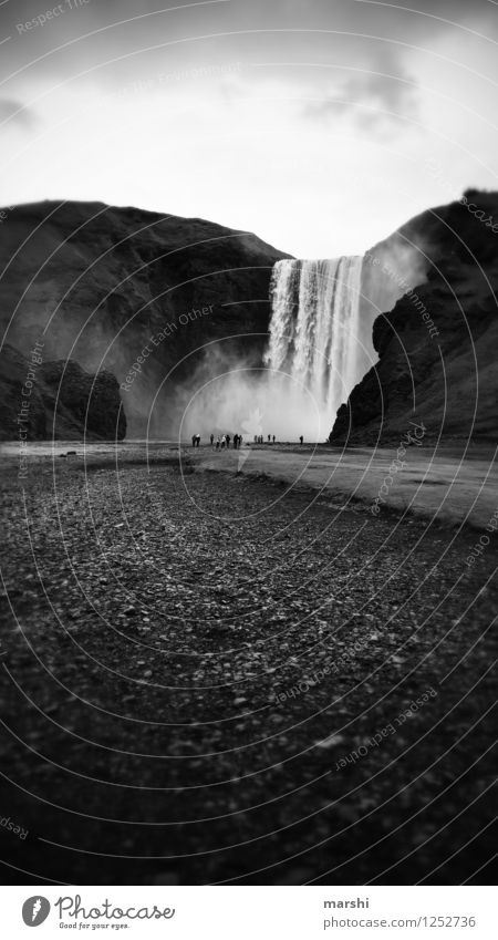 Skógafoss Natur Landschaft Sommer Herbst Wasserfall Stimmung Berge u. Gebirge Stein Island Reisefotografie Ferne gewaltig Wassermassen Schwarzweißfoto