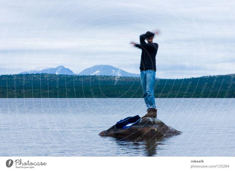 ausgesetzt Außenaufnahme Abenteuer Insel Wellen Berge u. Gebirge Mann Erwachsene Arme Hand Natur Wasser Himmel Wolken Felsen See Jeanshose Pullover bedrohlich