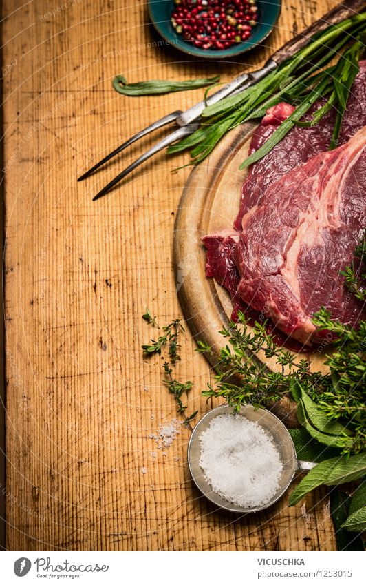 Rindersteak mit frischen Kräutern und Fleischgabel Lebensmittel Kräuter & Gewürze Ernährung Abendessen Festessen Bioprodukte Diät Schalen & Schüsseln Gabel