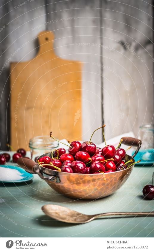 Kirschen im altem Topf auf dem Küchentisch Lebensmittel Frucht Dessert Ernährung Bioprodukte Vegetarische Ernährung Diät Teller Schalen & Schüsseln Glas Löffel