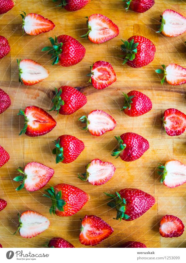 Angeordnetes Muster von Erdbeeren auf einem hölzernen Brett Frucht Ernährung Bioprodukte Design Sommer Dekoration & Verzierung frisch Gesundheit saftig süß grün