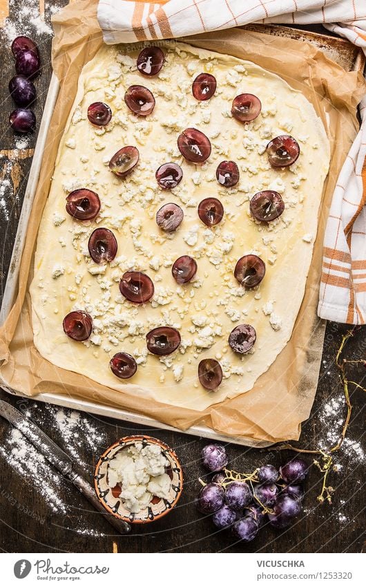 Flammkuchen mit Weintrauben und Schafskäse backen Lebensmittel Milcherzeugnisse Frucht Teigwaren Backwaren Ernährung Mittagessen Abendessen Bioprodukte