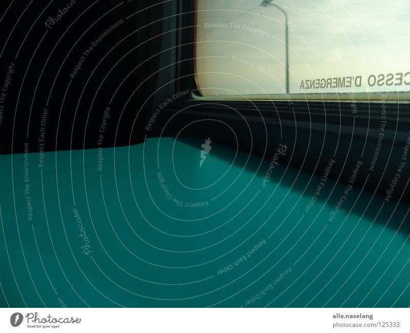 table perspective Tisch Fenster Eisenbahn Lampe grau weiß Ablage Durchblick türkis Bahnfahren Vergänglichkeit Bewegung obskur Langeweile Perspektive Aussicht