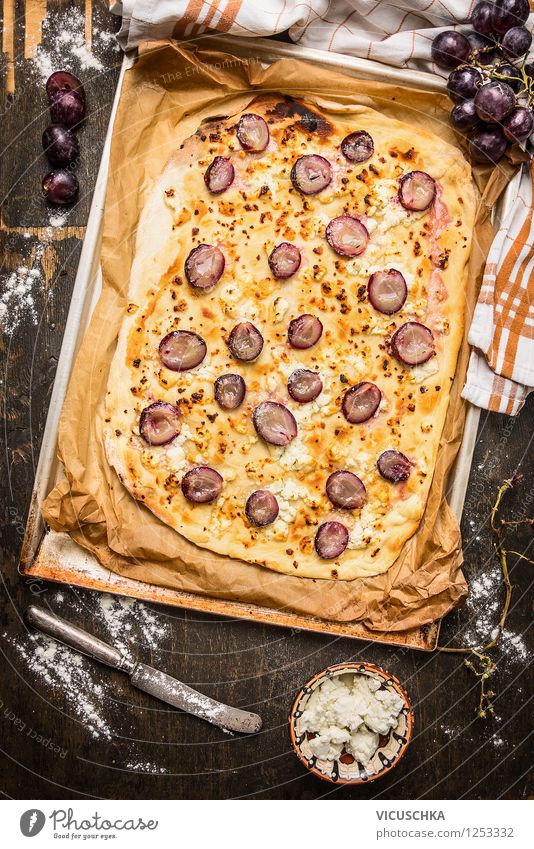 Flammkuchen mit Frischkäse und Weintrauben Lebensmittel Milcherzeugnisse Frucht Teigwaren Backwaren Ernährung Frühstück Mittagessen Bioprodukte