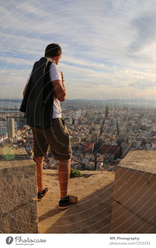 the man over the city maskulin Junger Mann Jugendliche 1 Mensch 18-30 Jahre Erwachsene Himmel Horizont Sommer Schönes Wetter Alicante Spanien Europa Kleinstadt