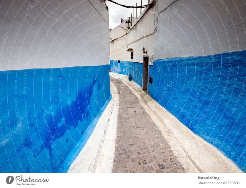 blaue Straße Himmel Wolken Rabat Marokko Afrika Stadt Hauptstadt Haus Tor Mauer Wand Fassade Tür Wege & Pfade Stein grau weiß Menschenleer Kabel eng schmal