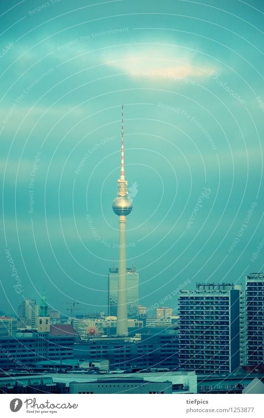 Berlin Fernsehturm Stadt Skyline Hochhaus Gebäude Architektur Fassade retro blau grün fernsehturm ddr mitte park inn Gedeck farben Plattenbau platte Sozialismus