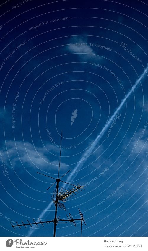 Im Empfangsgebiet Antenne Himmel Kondensstreifen Flugzeug blau Sky Freiheit Leben Gefühle Angst