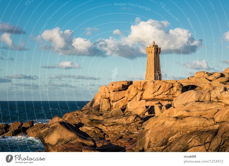 Leuchtturm in der Bretagne Erholung Ferien & Urlaub & Reisen Natur Landschaft Wolken Felsen Küste Sehenswürdigkeit Stein Atlantik Phare de Mean Ruz Ploumanac’h