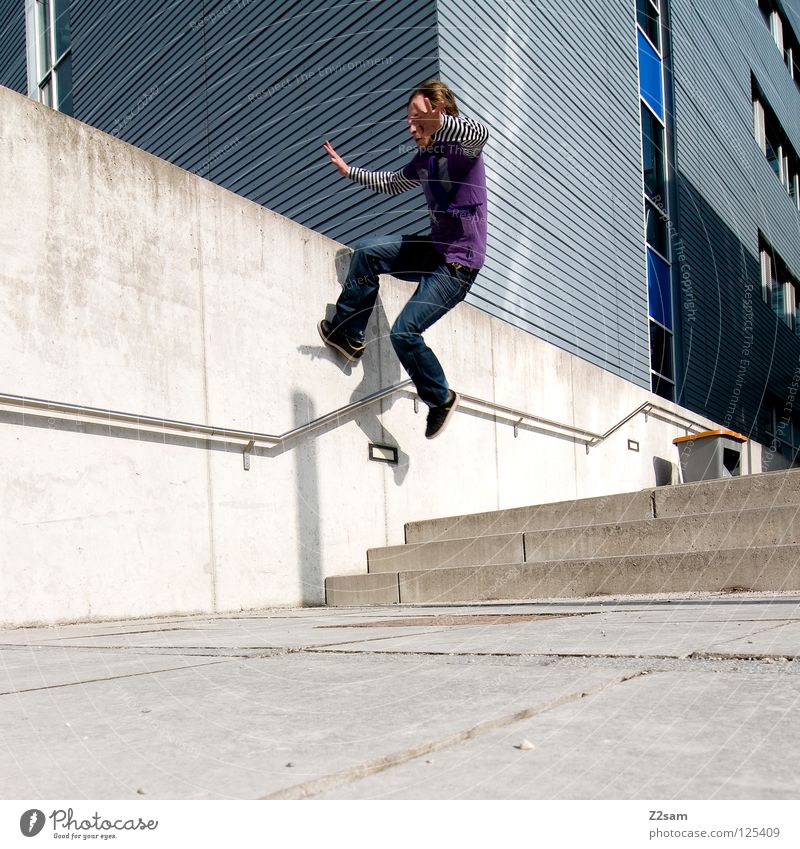 wallride gehen Wand violett Zufriedenheit Geschwindigkeit Licht Schwerkraft Mann maskulin Stil lässig Mauer Wallride Mensch Architektur laufen Jeanshose Treppe