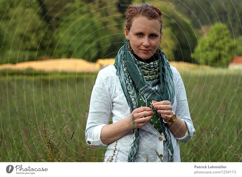 Tonia Stil Körper Wohlgefühl Zufriedenheit ruhig Mensch feminin Junge Frau Jugendliche 1 18-30 Jahre Erwachsene Umwelt Natur Landschaft Farn Feld Wald Stadtrand