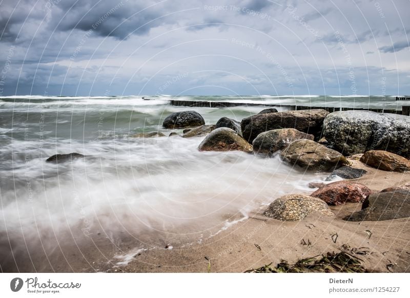 Wild Umwelt Landschaft Sand Wasser Himmel Wolken Wetter schlechtes Wetter Wind Sturm Wellen Küste Strand Ostsee Meer blau braun weiß wild wellig Buhne Stein