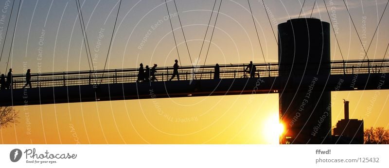 peaceful Sonnenuntergang Abend Abendsonne Abenddämmerung Stimmung Erholung Gefühle Physik Frieden Mensch Silhouette Brücke Turm gelb Freizeit & Hobby Wochenende