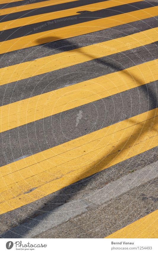 Für C/L Verkehr Verkehrswege Straße Wege & Pfade Verkehrszeichen Verkehrsschild Blick gelb Zebrastreifen Asphalt Lampe Bogen Kurve Neigung Linie liniert