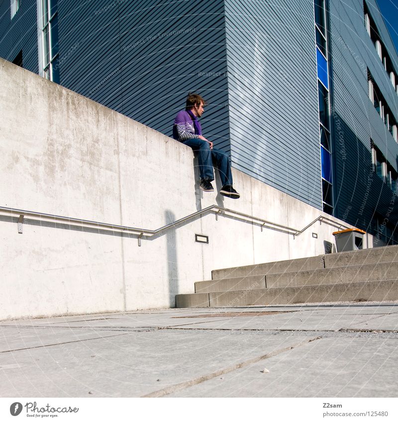 aussicht Vogelperspektive gemütlich Hand Chrom glänzend weiß Jeanshose Anpassung Wand Gebäude Mauer Mütze violett Schall Beton vorwärts blond Mann maskulin