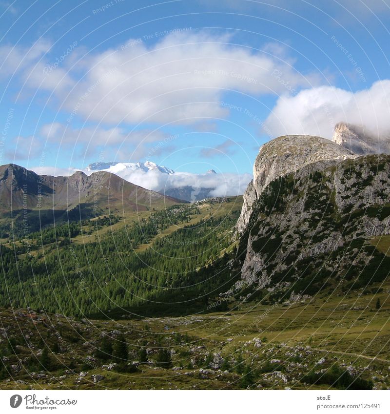 landschaft im ² Berge u. Gebirge Pflanze grün Sommer Wolken schlechtes Wetter Gipfel Ferne Hintergrundbild Wege & Pfade wandern Fußweg Ferien & Urlaub & Reisen