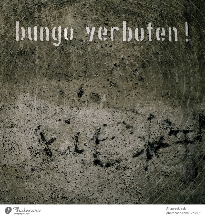 Lemming-Sperrzone Bungo Verbote Wand Putz grau Beton porig porös unten leer Stil Design Befehl Widerspruch Tabu Vorschrift Zauberei u. Magie Schablonenschrift