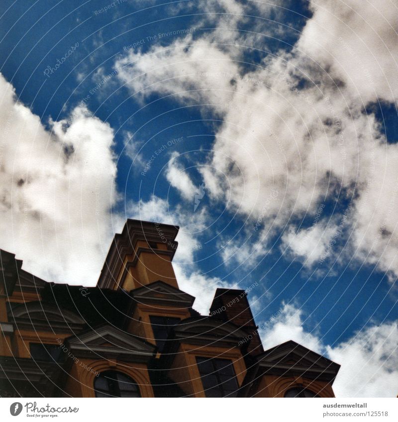 Blau-Weiß Himmel weiß Haus dunkel Wolken Fenster Leipzig analog Farbe sky blau hoch Ecke oben nackenschmerzen hansguckindieluft südvorstadt Scan color Neigung