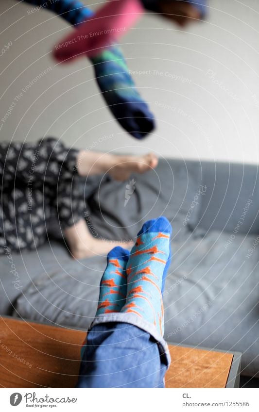 von den socken Häusliches Leben Wohnung Sofa Tisch Raum Mensch maskulin feminin Frau Erwachsene Mann Beine Fuß 2 Mode Bekleidung Jeanshose Strümpfe Erholung