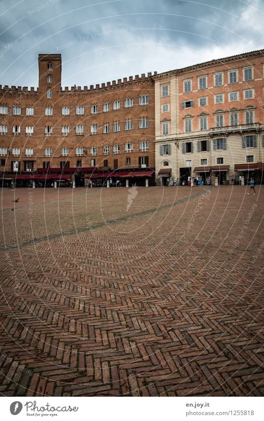 ganz weit unten Ferien & Urlaub & Reisen Tourismus Sightseeing Städtereise Sommerurlaub Himmel Gewitterwolken Siena Toskana Italien Stadt Stadtzentrum Altstadt