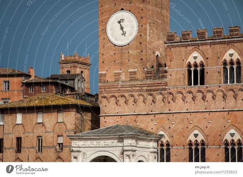 16.55 Ferien & Urlaub & Reisen Tourismus Sightseeing Städtereise Sommerurlaub Siena Toskana Italien Stadt Altstadt Palast Rathaus Turm Bauwerk Gebäude Mauer