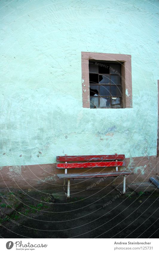 Rota Bank ruhig Fenster Pause verfallen Vergänglichkeit Farbe Kontrast dörflicher Alltag