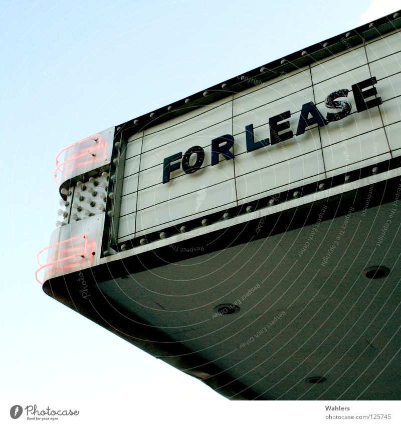 For Lease Werbung Lampe Neonlicht Kino Buchstaben Typographie Dach Fassade Detailaufnahme Miete frei Einsamkeit Schilder & Markierungen Comedy Himmel Theater