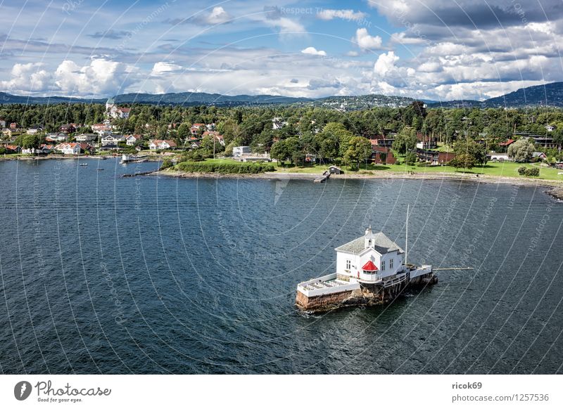 Leuchtturm im Oslofjord Erholung Ferien & Urlaub & Reisen Insel Haus Natur Landschaft Wasser Wolken Baum Wald Küste Fjord Stadt Gebäude Architektur Idylle