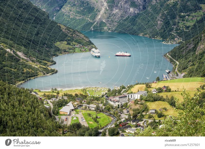 Kreuzfahrschiffe im Geirangerfjord Erholung Ferien & Urlaub & Reisen Kreuzfahrt Berge u. Gebirge Natur Landschaft Wasser Fjord Wasserfahrzeug Idylle Tourismus