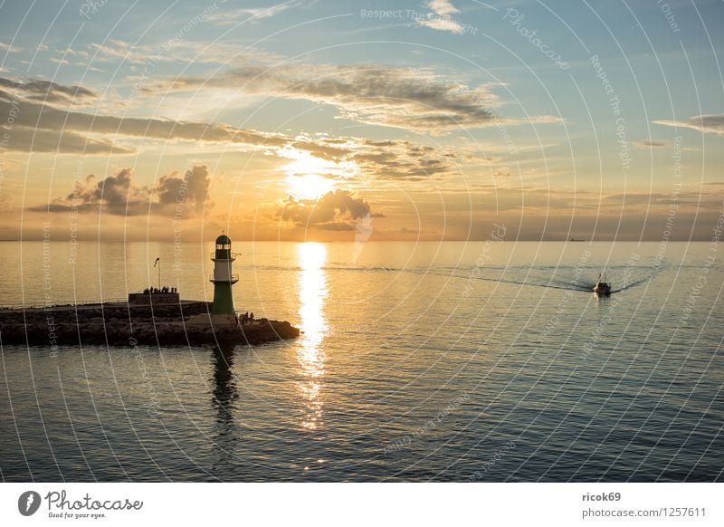 Warnemünde Ferien & Urlaub & Reisen Meer Wolken Küste Ostsee Leuchtturm Architektur Sehenswürdigkeit Wahrzeichen Wasserfahrzeug Natur Tourismus Mole