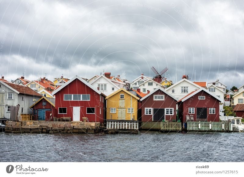 Holzhäuser Erholung Ferien & Urlaub & Reisen Meer Haus Natur Landschaft Wolken Küste Dorf Hütte Gebäude Architektur Tourismus Holzhaus Mühle Mollösund Orust