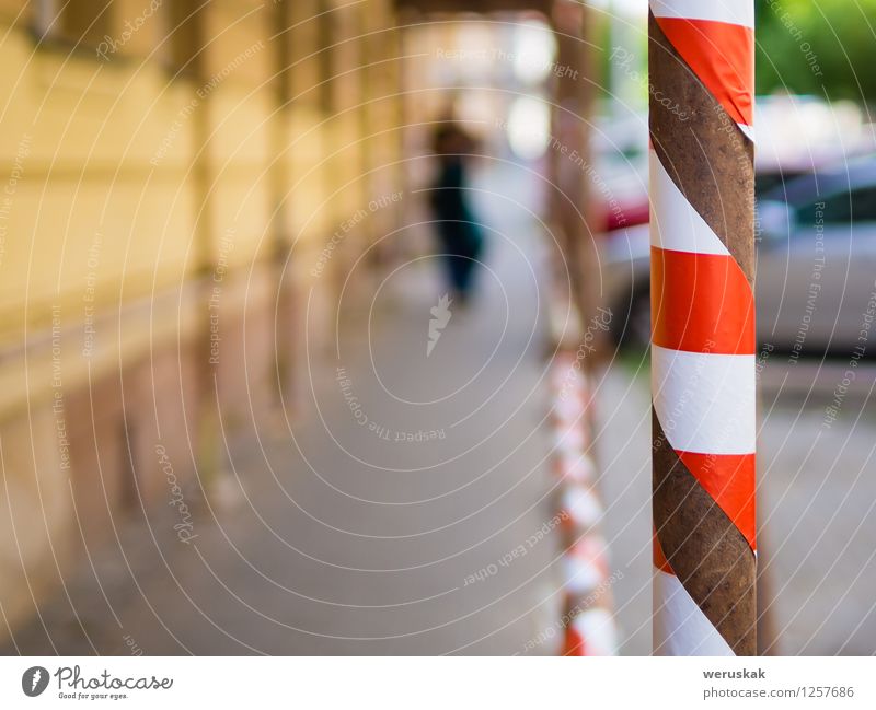 Blured backgroud mit Gefahrenband, rotes weißes Band Baustelle Industrie Kleinstadt Stadt Mauer Wand Fassade Metall Kunststoff Streifen