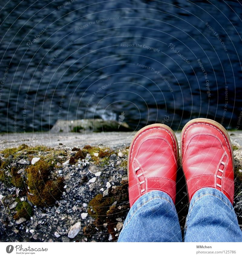 Traust Du Dich? Am Rand Mauer Schuhe Überschreitung rot Suizidalität Mut Mutprobe fließen Rauschen Selbstmord planlos Trauer Brücke Fluss Bach Wasser Stein