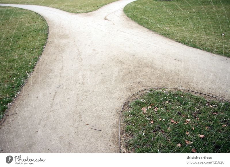 Icks Lateinisches Alphabet Entscheidung unentschlossen Zweifel verbinden Zusammensein gehen Spaziergang Luft Park grün Grünfläche Wiese gepflegt Verkehrswege