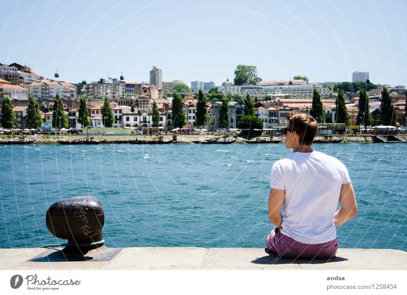 Porto II Mensch maskulin Junger Mann Jugendliche 1 18-30 Jahre Erwachsene Landschaft Wasser Wolkenloser Himmel Baum Wellen Fluss Portugal Stadt Haus Hochhaus